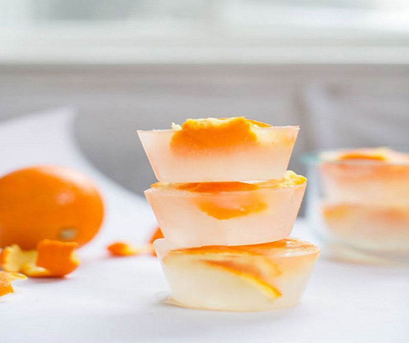 Cho giấm và vỏ cam/vỏ chanh cắt nhỏ vào khay đá